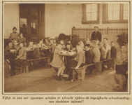 872433 Afbeelding van schoolkinderen die de dagelijkse schoolvoeding nuttigen in een van de openbare scholen te Utrecht.